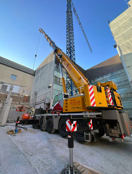 Spanish crane rental company chooses Grove for local hospital remodeling